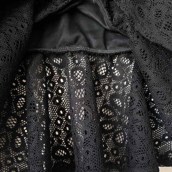 Sakura Black Sleeveless U-Neck Lined Lace Peplum Top Size Medium - Picture 4 of 8